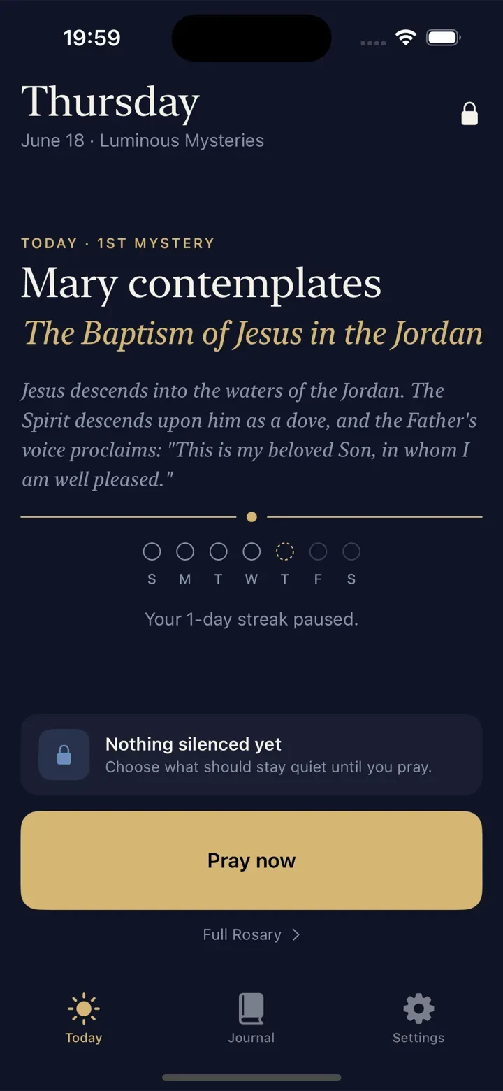 Misterio home screen with the day's mystery, the weekly streak, and the Pray now button.