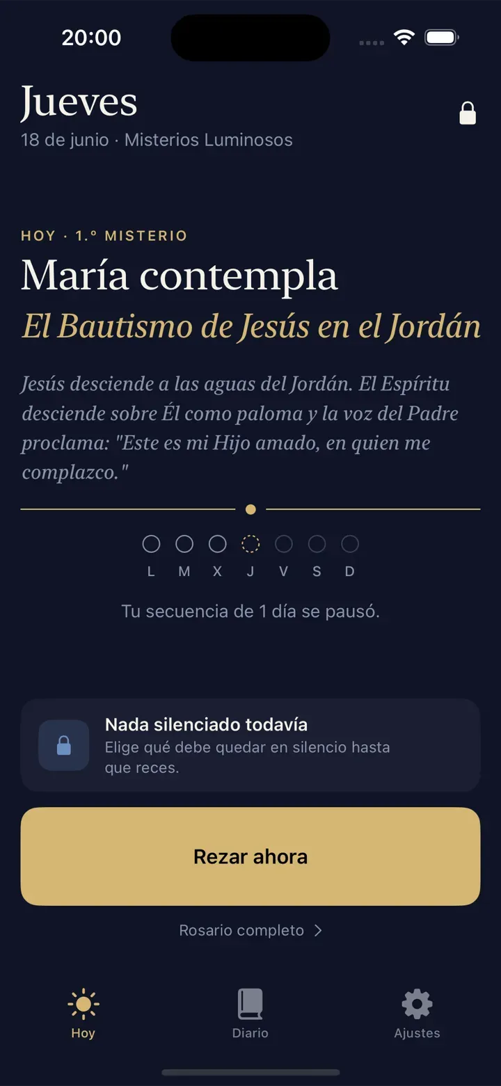 Pantalla principal de Misterio con el misterio del día, la racha semanal y el botón Rezar ahora.