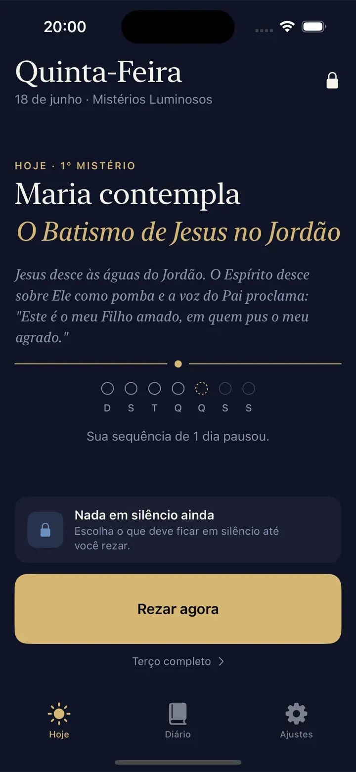Tela inicial do Misterio com o mistério do dia, a sequência da semana e o botão Rezar agora.